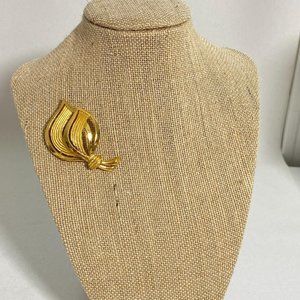Jewelry Vintage Trifari Crown Brooch Gold Plate 2 1/4 inches Rollover Clasp